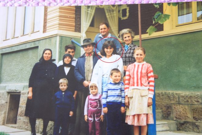Carmen, alaturi de familia sa, intr-o fotografie din 1988. sursa: zi-de-zi.ro