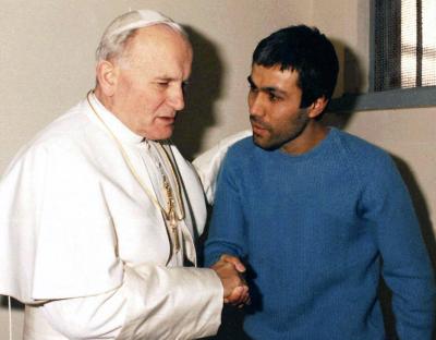 Papa Ioan Paul al II-lea l-a vizitat pe Agca in inchisoare
