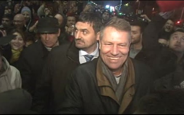 In seara alegerilor, Iohannis a facut o prima baie de multime in Piata Universitatii