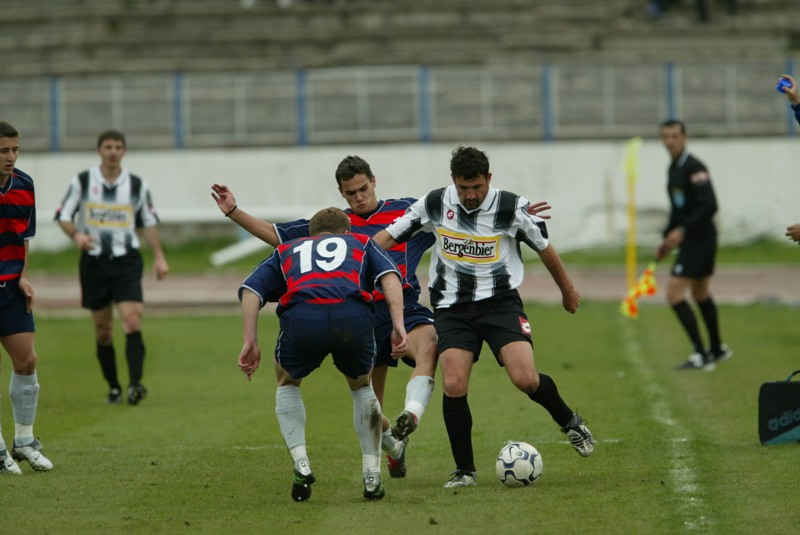 Ovidiu Maier (in alb si negru) a jucat la mai multe formatii din Ardeal: Gloria Bistrita, U Cluj, FC sibiu sau Alba Iulia