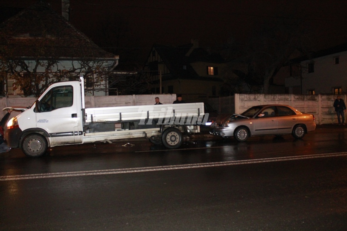 Masina condusa de preot a intrat intr-o autoutilitara