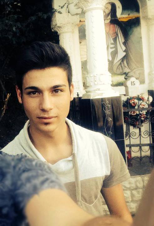 Cantaretul s-a pozat in fata unei biserici inainte de a muri