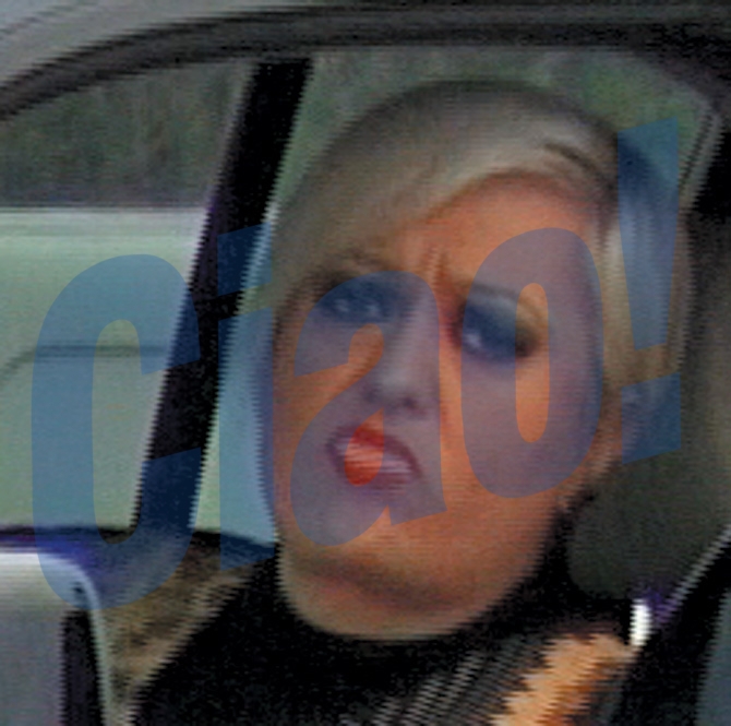 Monica Anghel si-a retusat luciul de pe buze, dupa masa