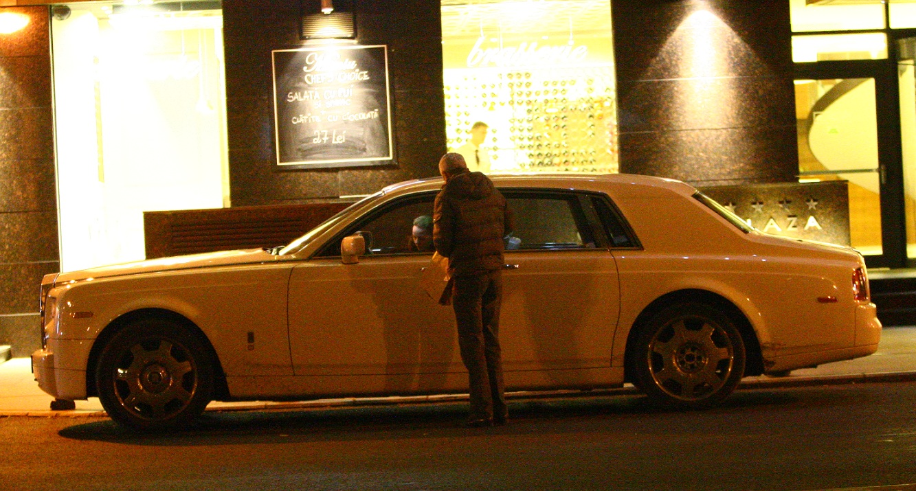 Dan Diaconescu si-a parcat Rolls Royce-ul chiar in fata hotelului de 4 stele