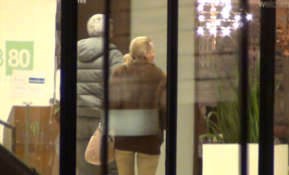 Diaconescu si Diana au pastrat distanta la intrarea in hotel