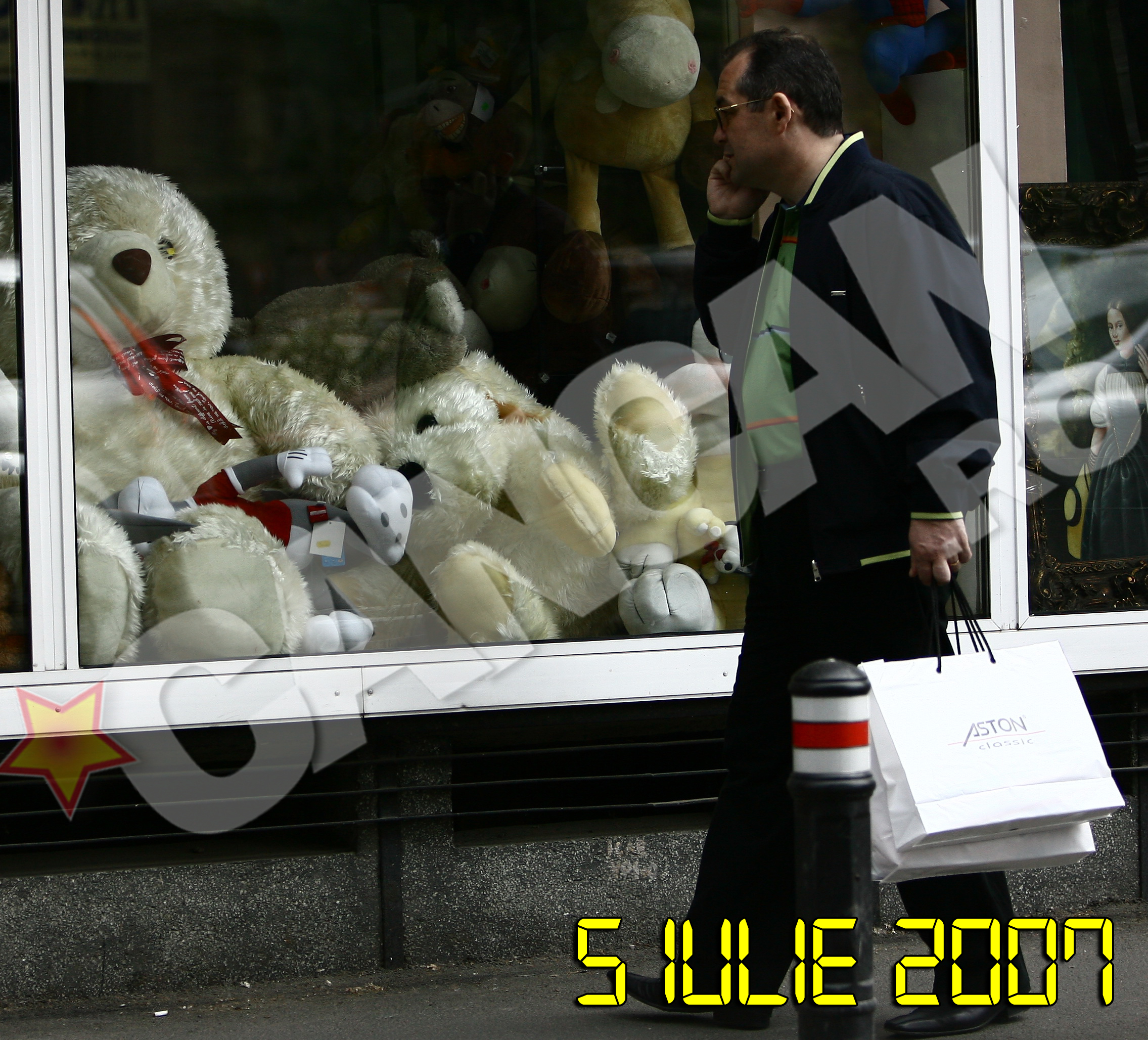 Inainte sa cumpere jucaria, Boc si-a facut curaj in fata vitrinei