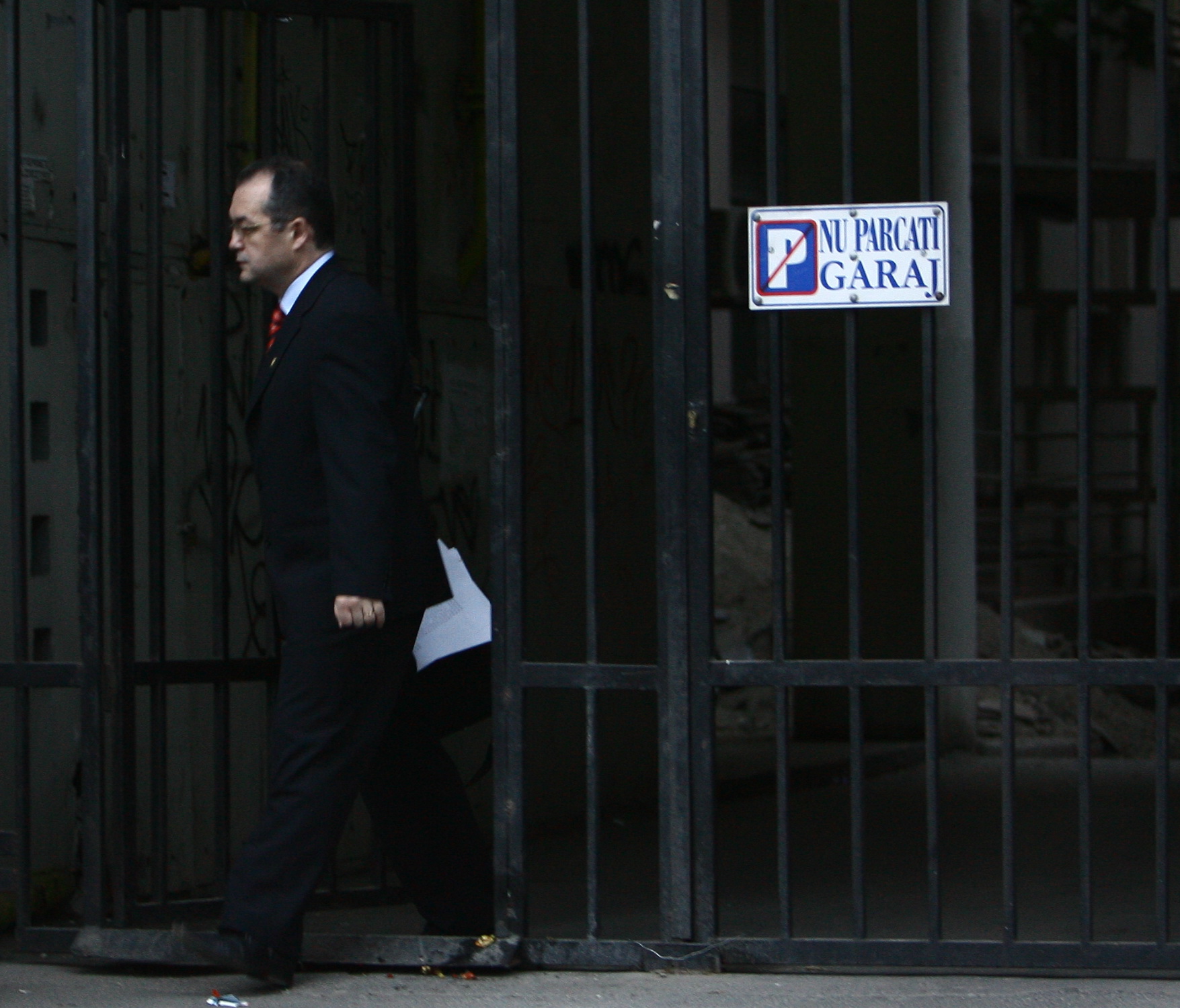 La scurt timp dupa ce amanta lui a iesit din imobil, Emil Boc a parasit cladirea