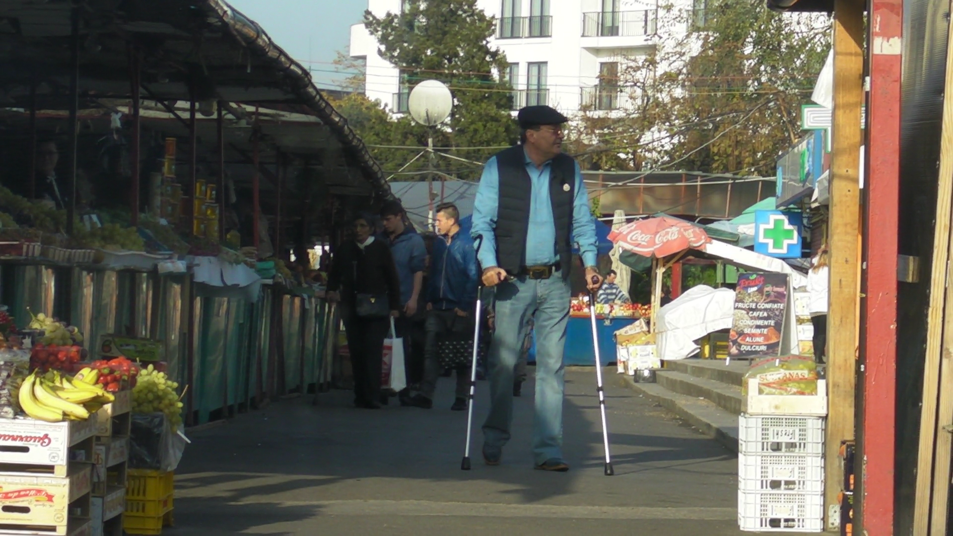 Dan Nicorescu a mers in carje la piata
