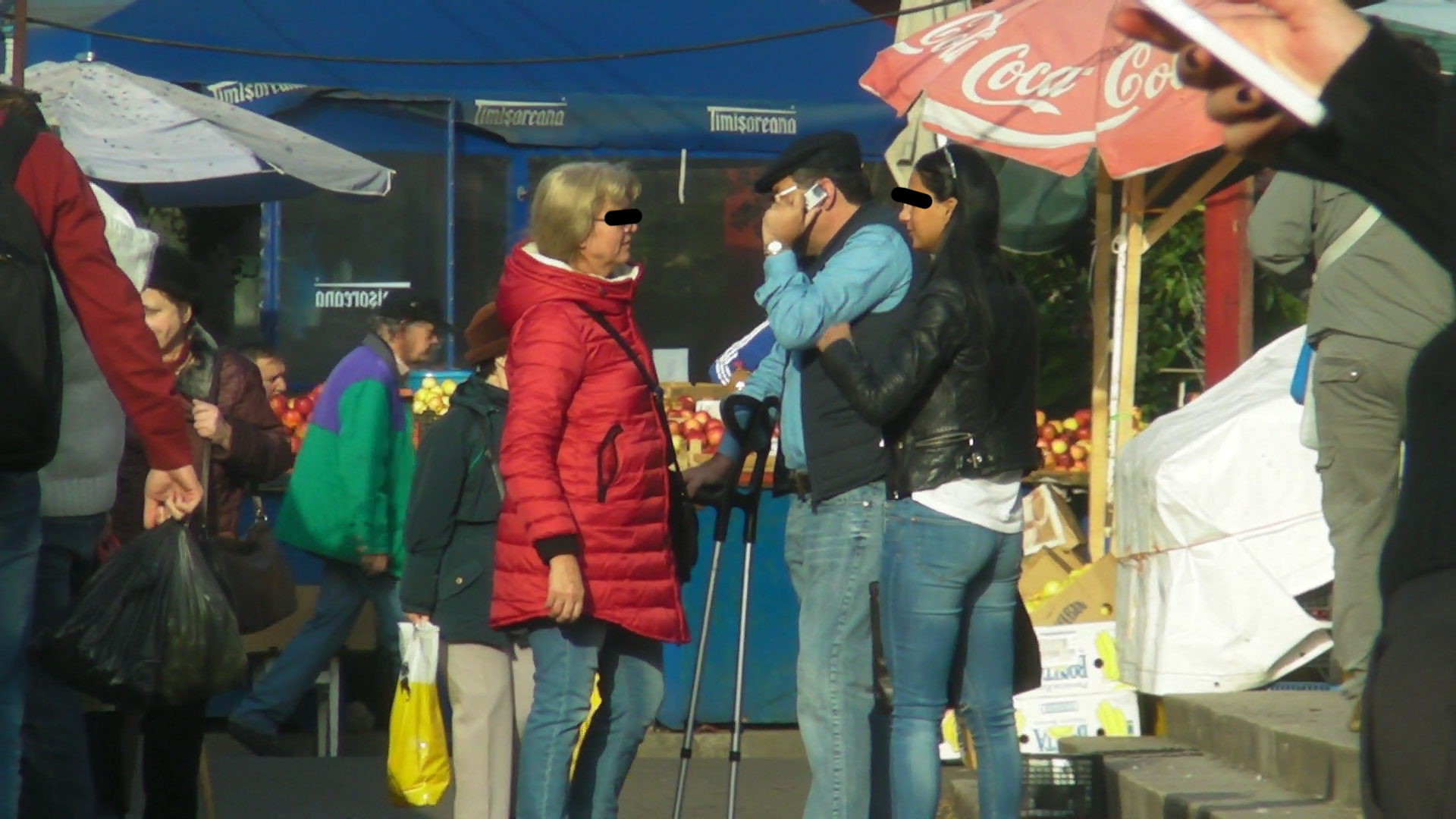 Milionarul a fost insotit la cumparaturi de cele doua femei