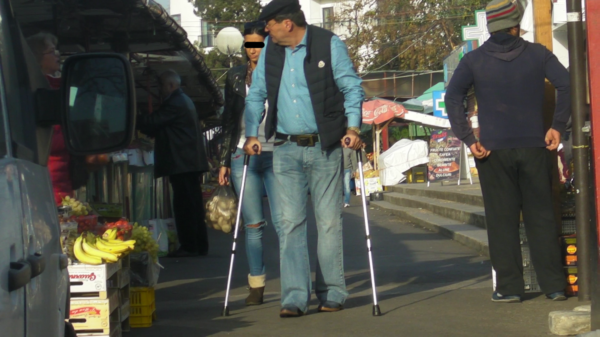 Nicorescu a plecat din piata insotit de tanara bruneta