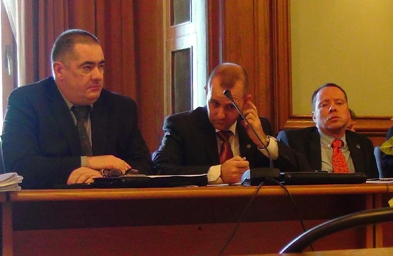 Generalul, Dumbrava, in centru, explica de ce vrea sa intre cu forta in calculatoarele romanilor