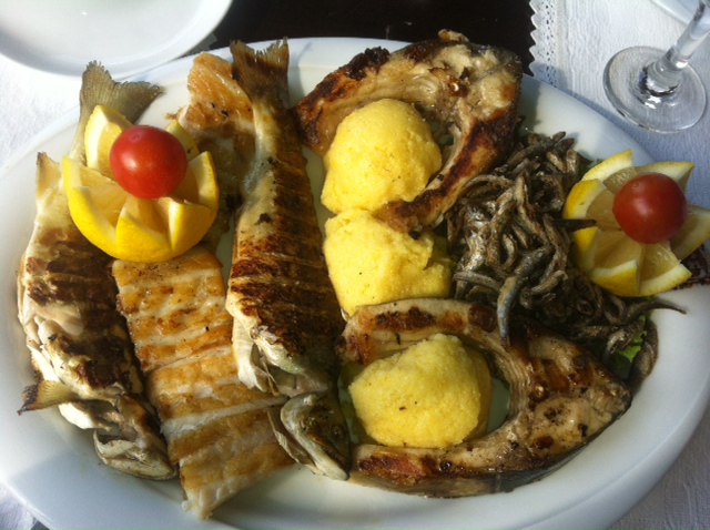 Meniul contine si preparate din peste