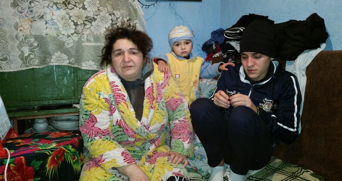 Alina Richard in camaruta care a mai ramas din casa ei