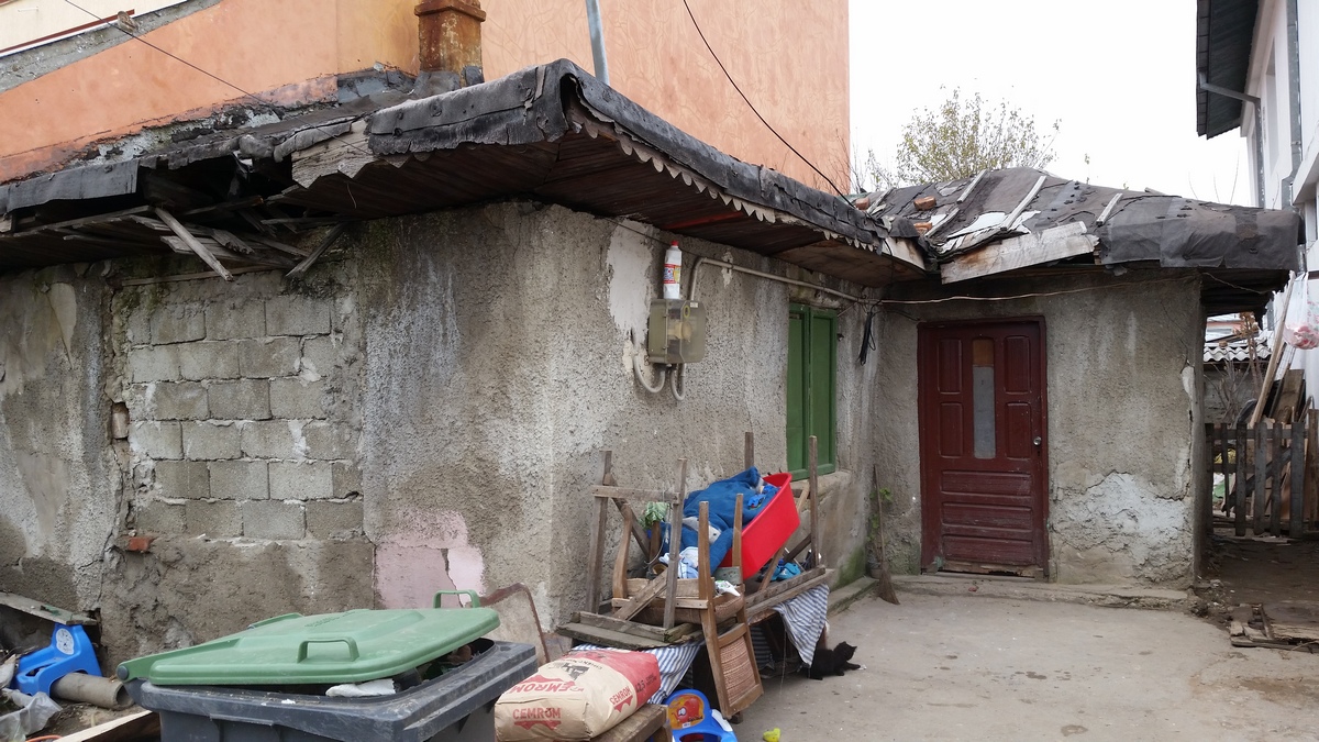 Casa in care locuieste acum Alina Richard sta sa cada pe ea