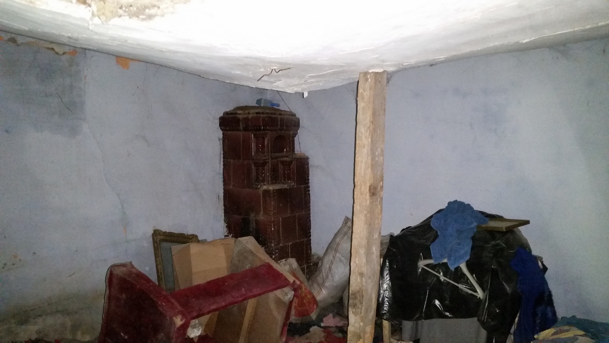 Tavanul a cazut deja in doua camere, iar Alina a fost nevoita sa se mute cu cei trei copii in bucatarie