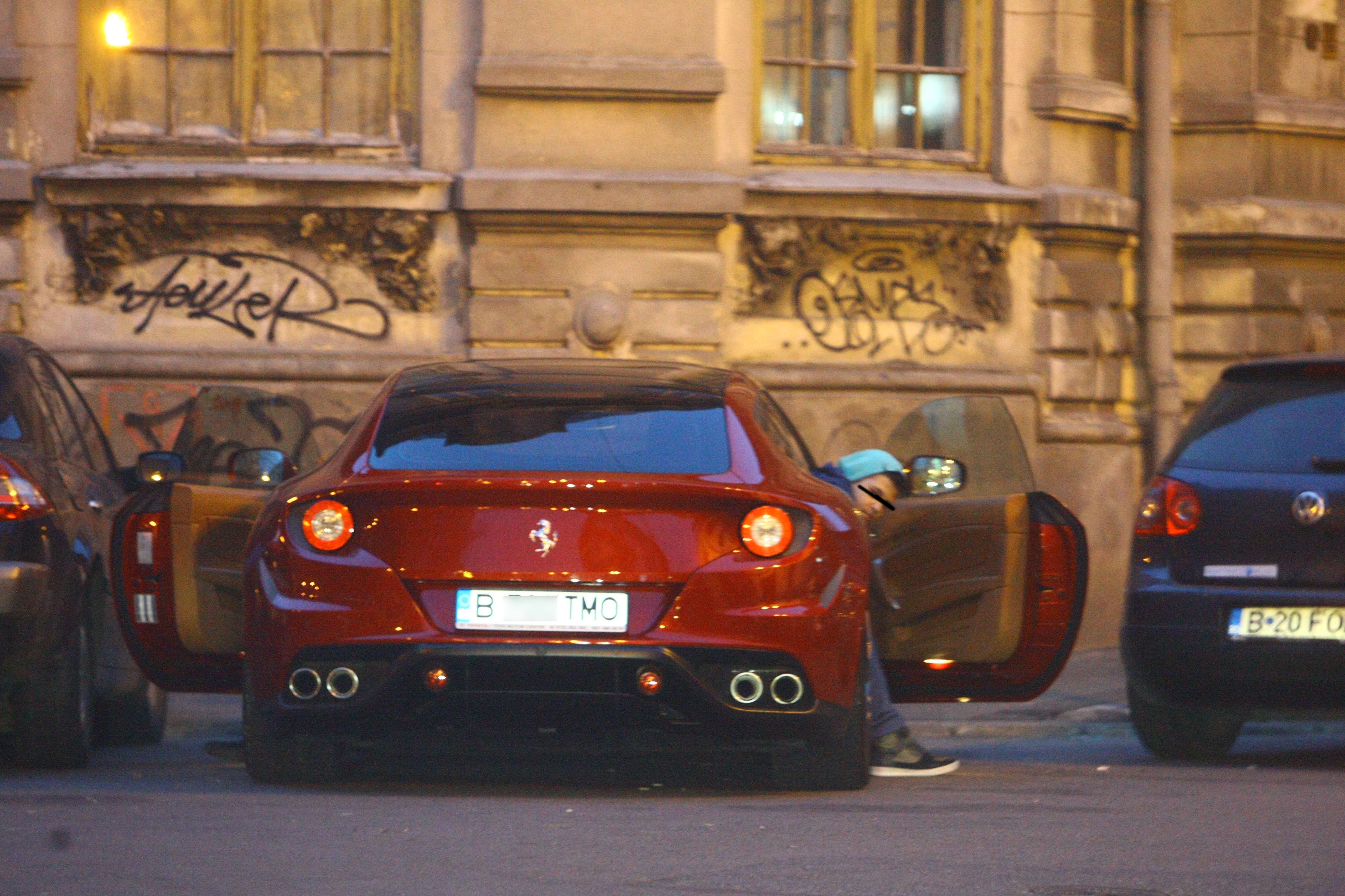 Baiatul coboara din masina