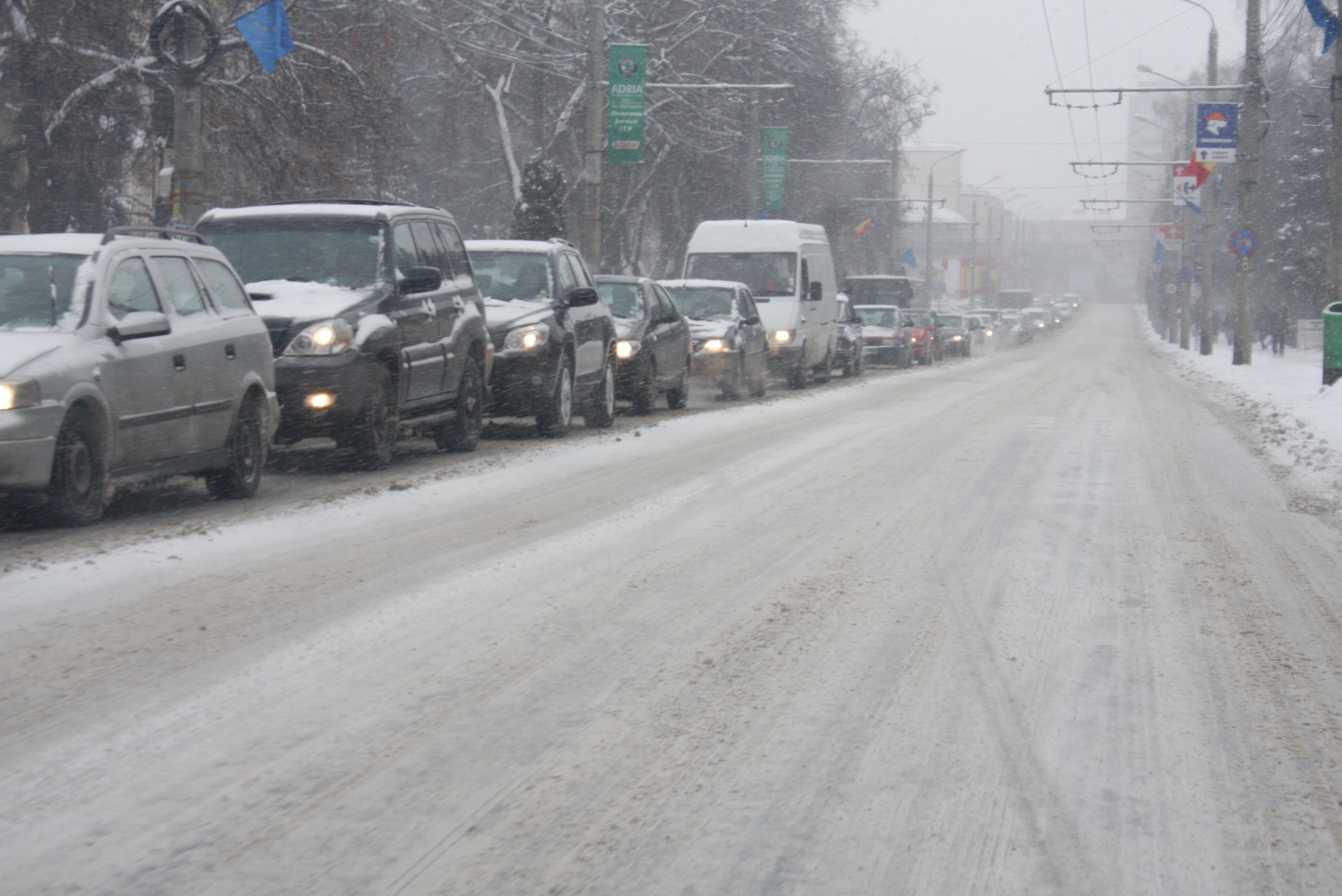 Pe mai multe drumuri din tara se circula cu dificultate