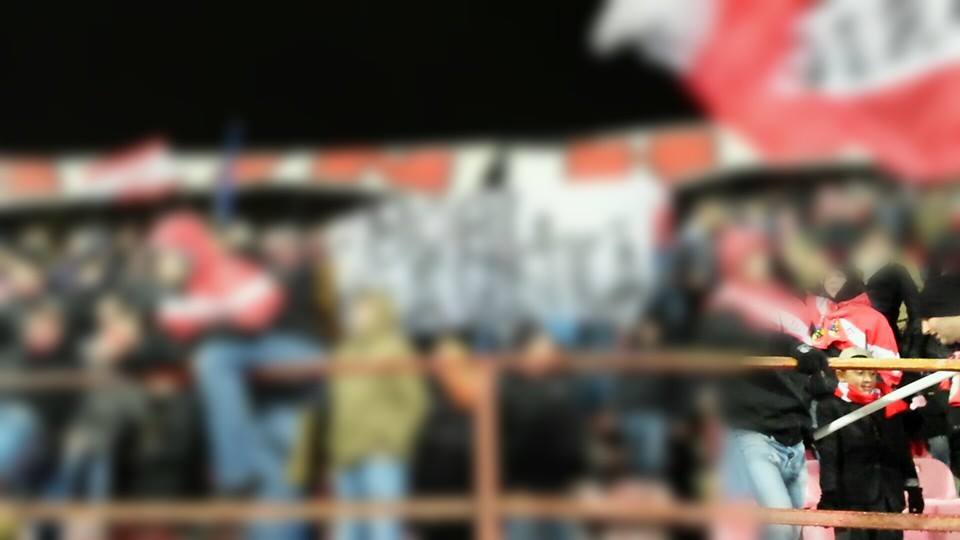 Cu steagul in mana si imbracat foarte subtire pentru o astfel de vreme, 