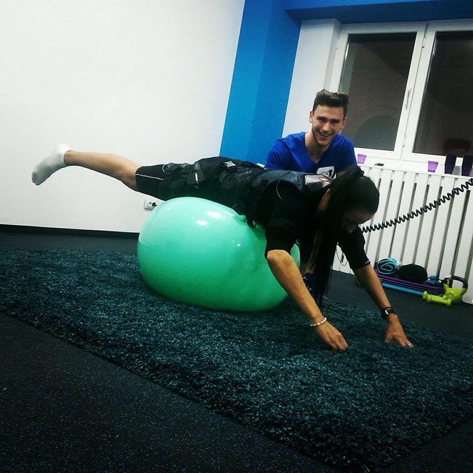 Aparatul este destinat atat sportivilor de performanta, cat si oamenilor care isi petrec mult timp la birou