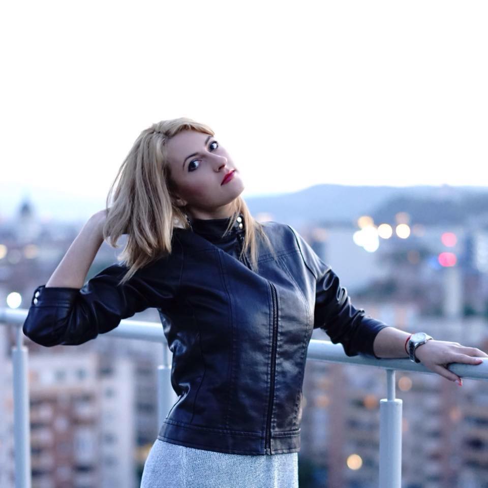 Tanara politista pozeaza in ipostaze sexy