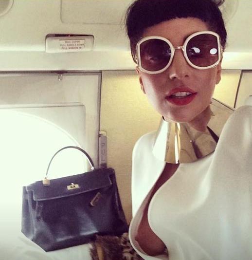 Lady Gaga a apelat la psiholog