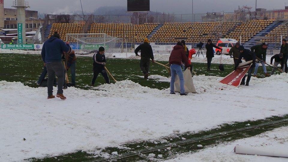 Dupa mai multe ore de dat la lopata, gazonul stadionului de sub Tampa a fost practicabil