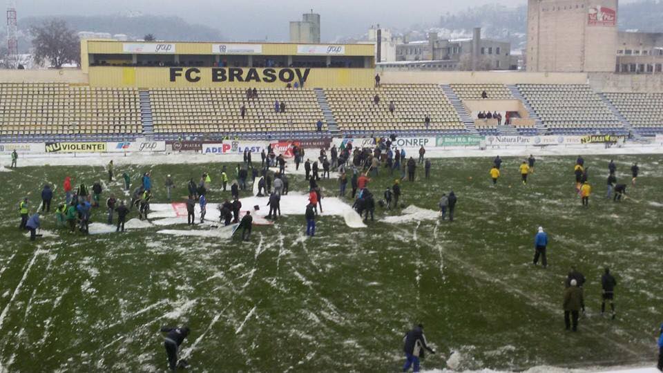 Zeci de oameni au muncit pentru a indeparta zapada