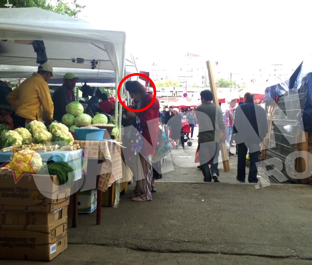 Adriana Iliescu s-a oprit la vorba cu mai multe vanzatoare