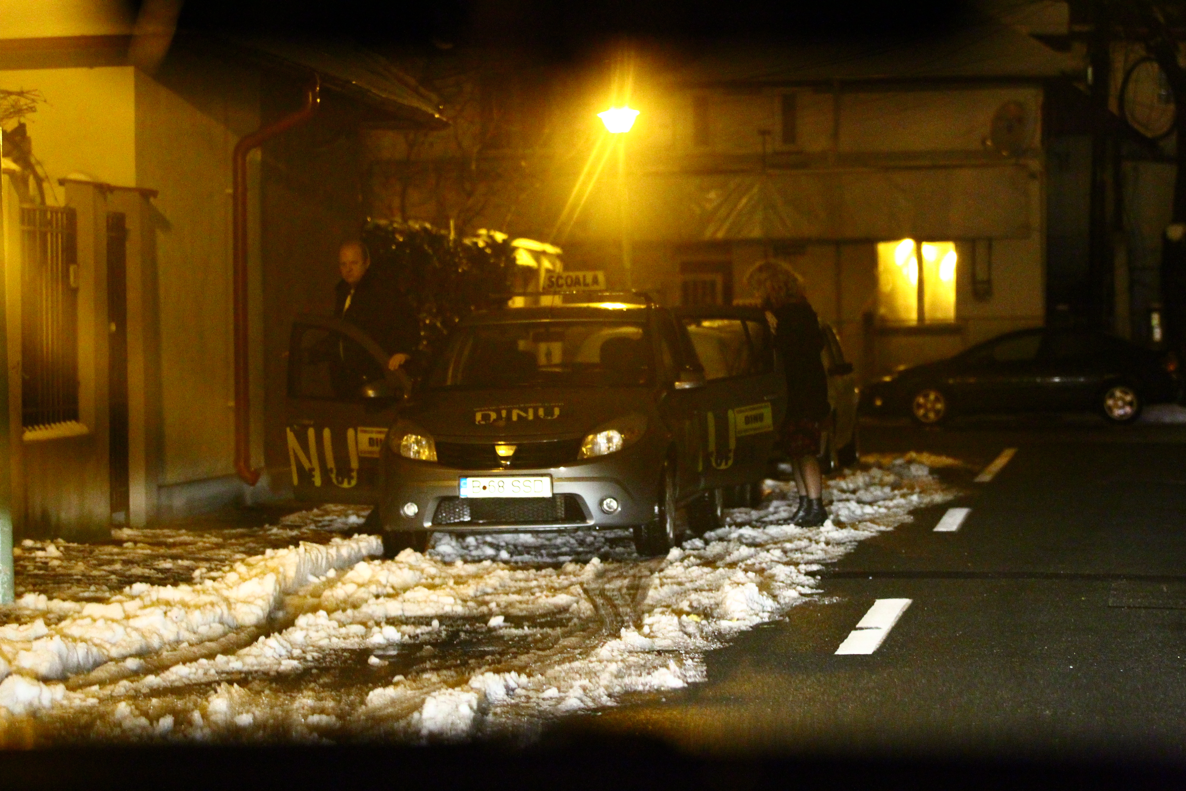 Fiica poetului si-a luat geanta de pe bancheta din spate