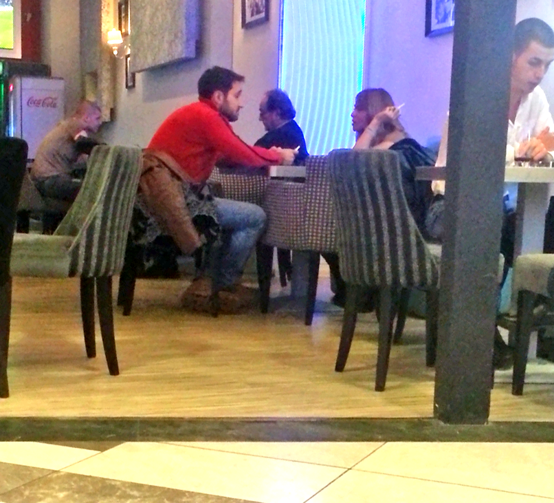 Blonda lui Tudy a fumat ca o serpoaica, iar el a batut nervos din picior