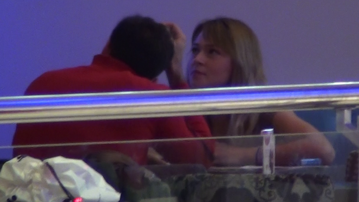 Blonda parea incantata de compania lui Tudy