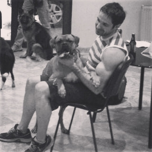 Tudy isi arata muschii, in timp ce il alinta pe cel mai bun prieten al sau boxerul Skip