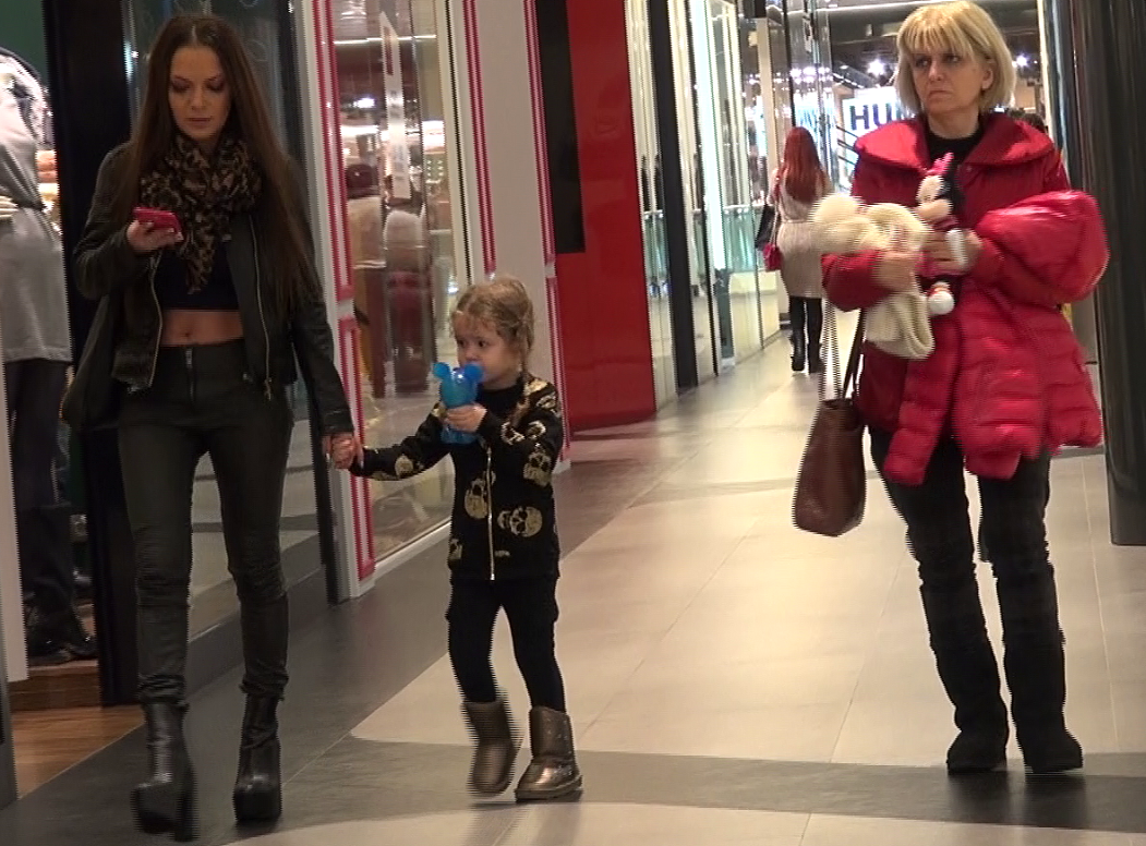 Andreea Antonescu isi permite sa iasa cu buricul gol la 32 de ani