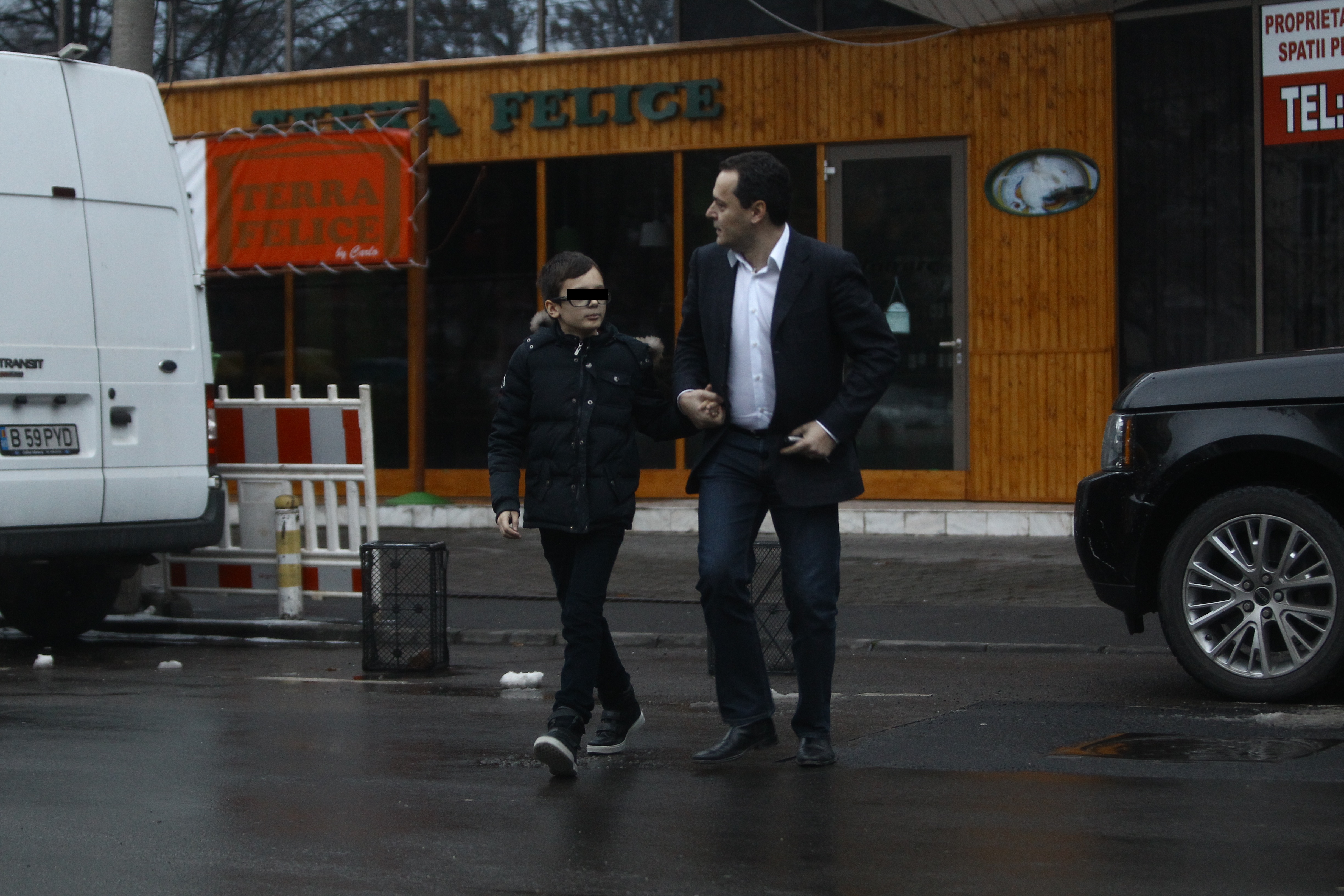 Afaceristul s-a uitat atent la traversarea strazii