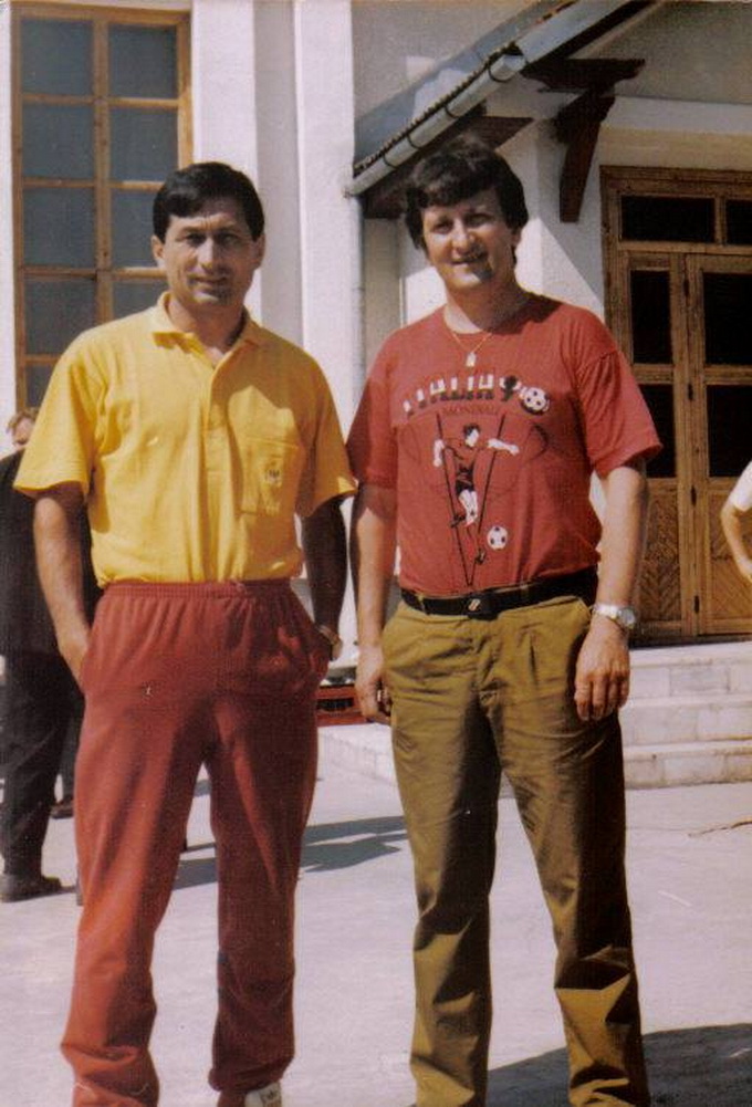 Ion Craciunescu, in galben si rosu, cu multi ani inainte de Revolutie. (sursa foto: facebook)