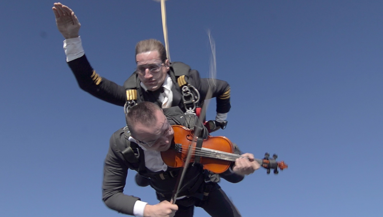 Vasilica Ceterasu s-a aruncat de la 3.000 de metri altitudine