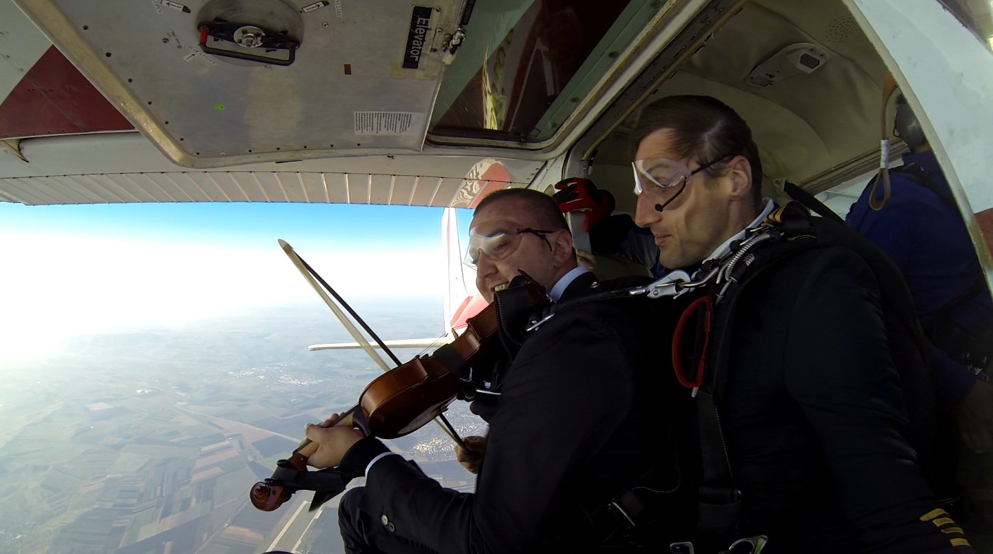 Vasilica Ceterasu s-a aruncat de la 3.000 de metri altitudine