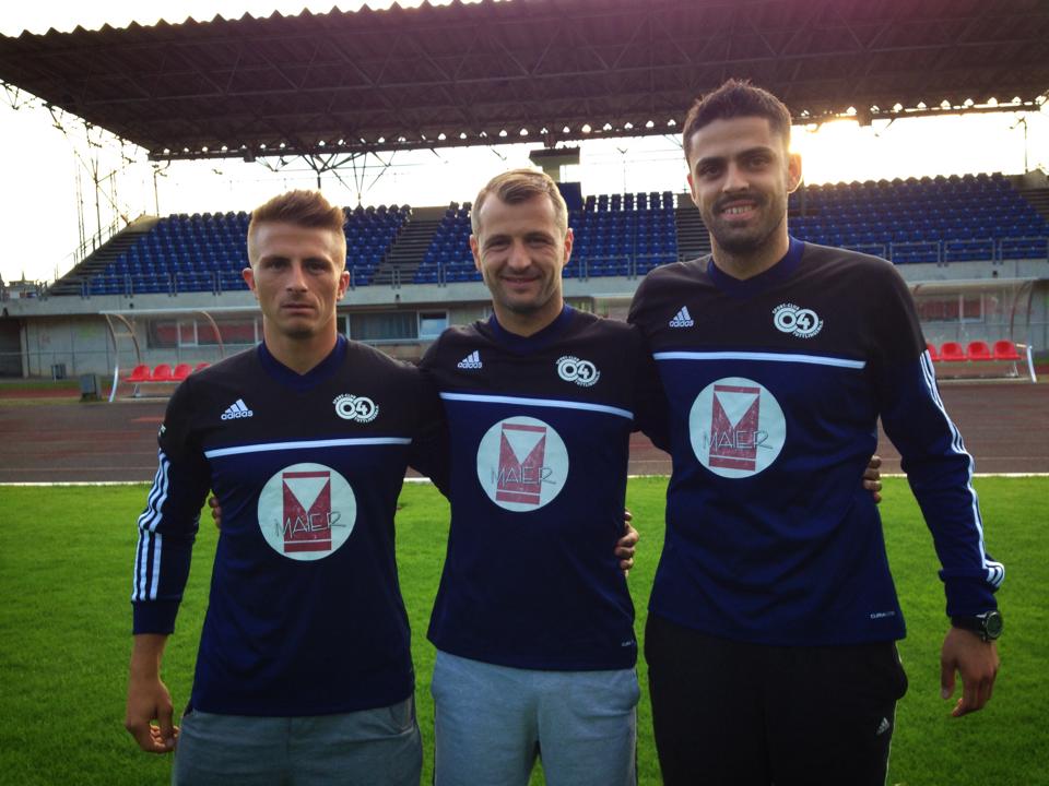 In vara, Dinu Sanmartean (centru) a plecat din Romania impreuna cu alti doi romani. Cei trei fotbalisti au ales sa joace fotbal in liga a 7-a din Germania si sa munceasca intr-o fabrica