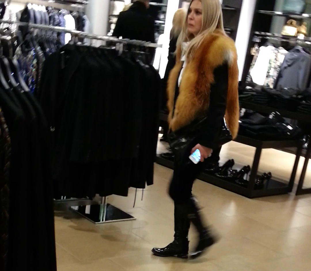 Crina Matei studiaza oferta magazinelor