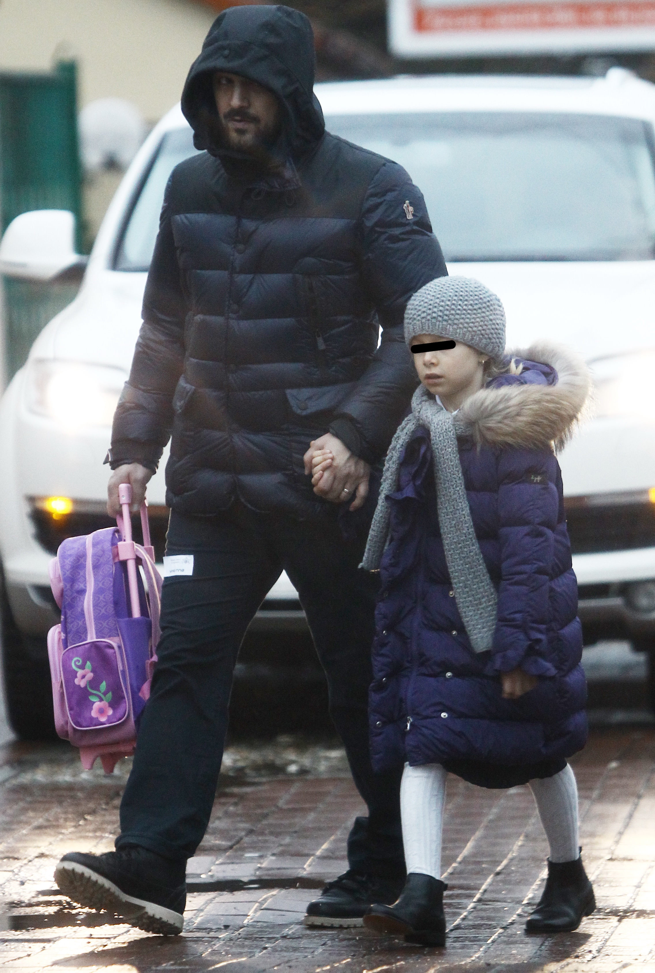 Vasile Geambazi isi tine fata de mana si este extrem de atent cu fiica lui