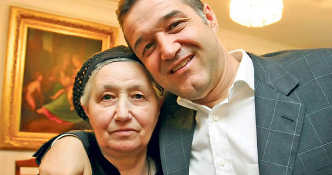 Gigi Becali si mama sa