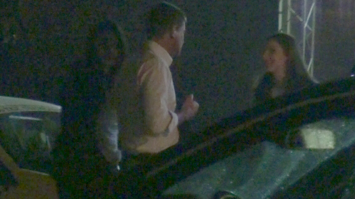 In parcare, i-a prins din urma prietena brunetei, care a incercat sa o intoarca din drum