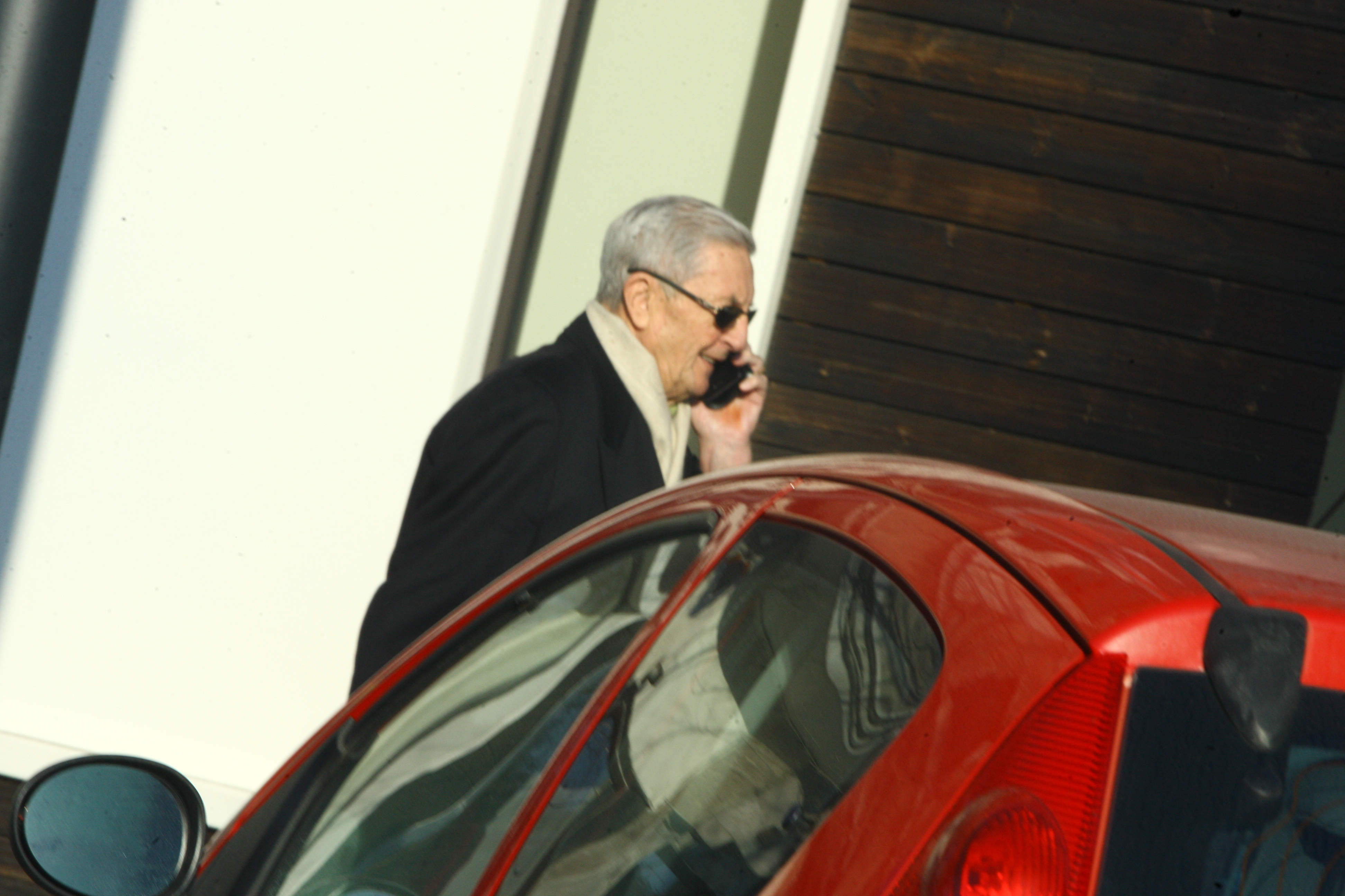 Generalul Stanculescu vorbeste la telefon