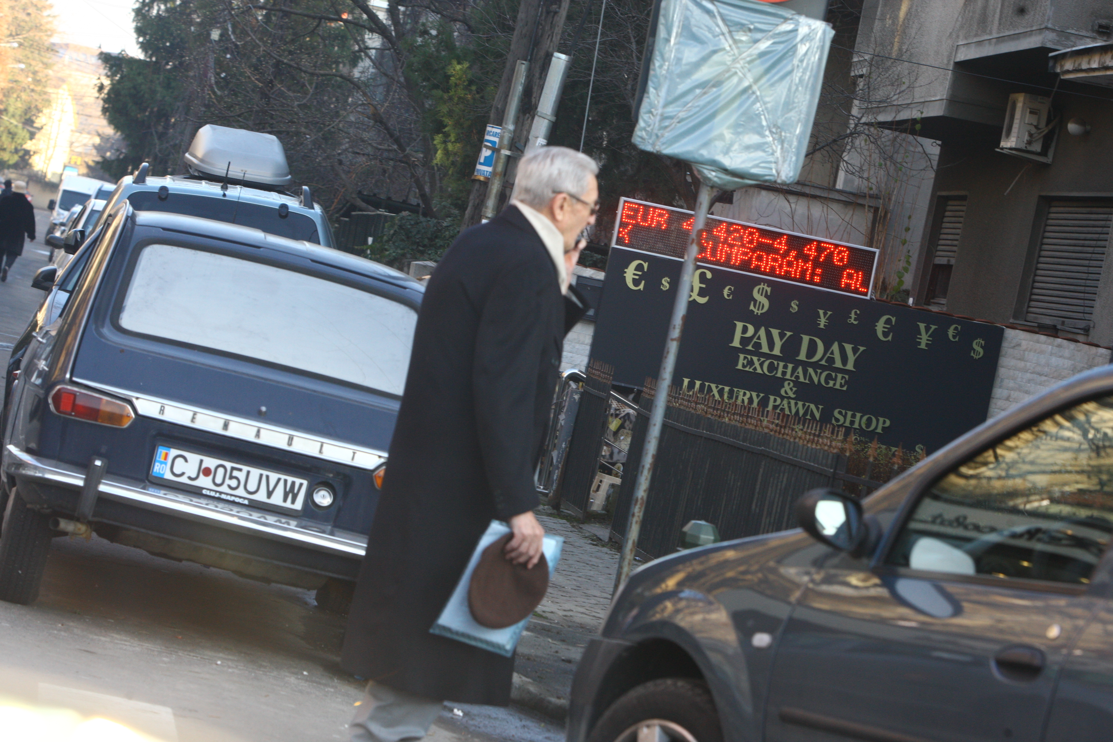 Victor Atanasie Stanculescu trece pe langa o casa de schimb valutar