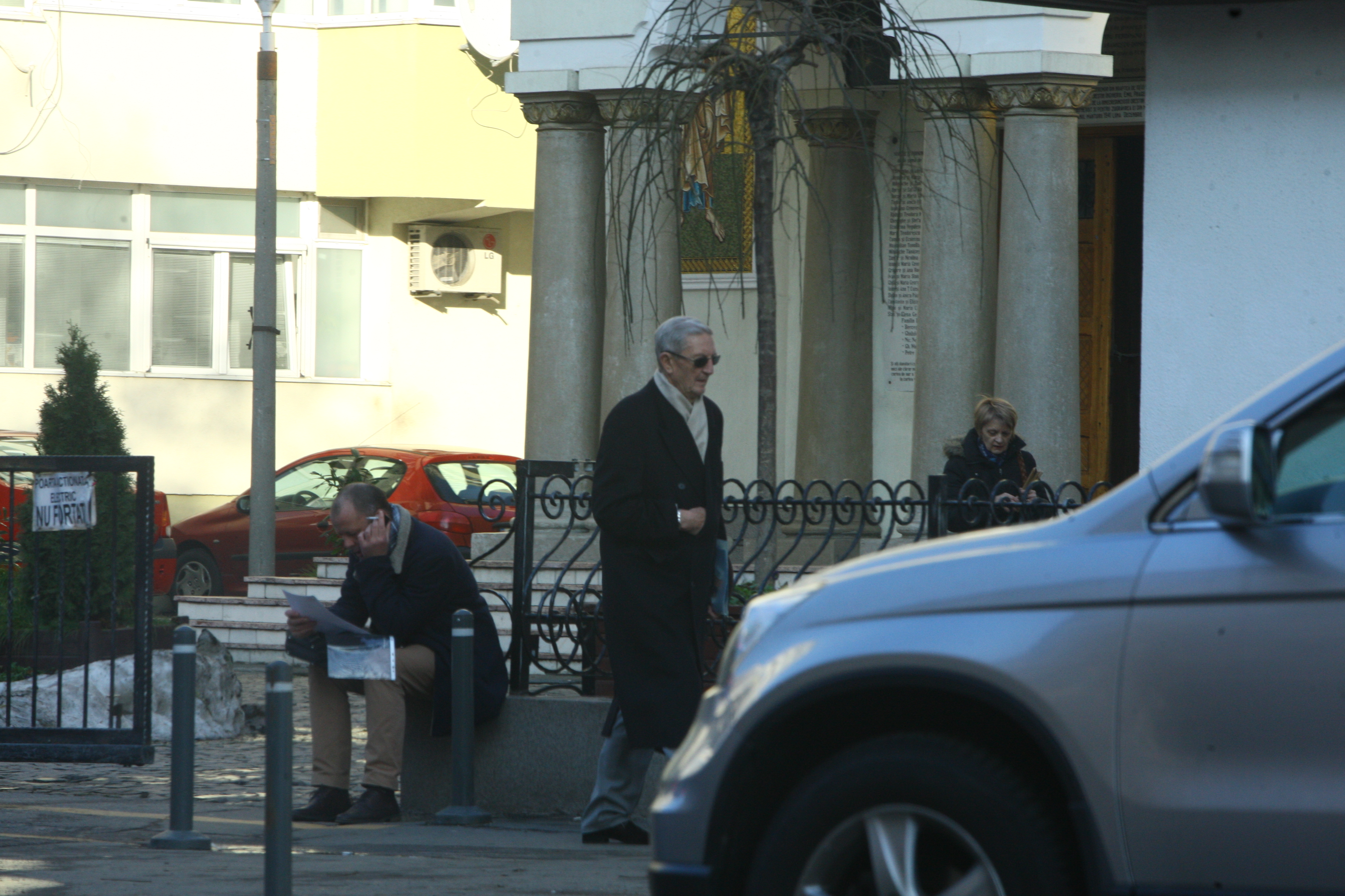 Generalul trece grabit pe langa o biserica