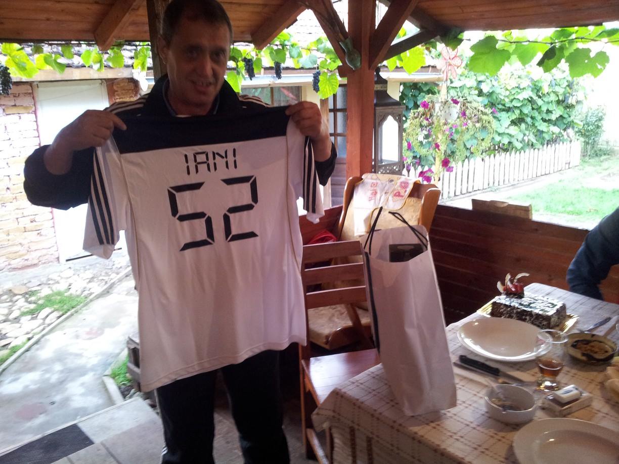 De ziua lui, la 52 de ani, Iancu Mitracu a primit un tricou personalizat