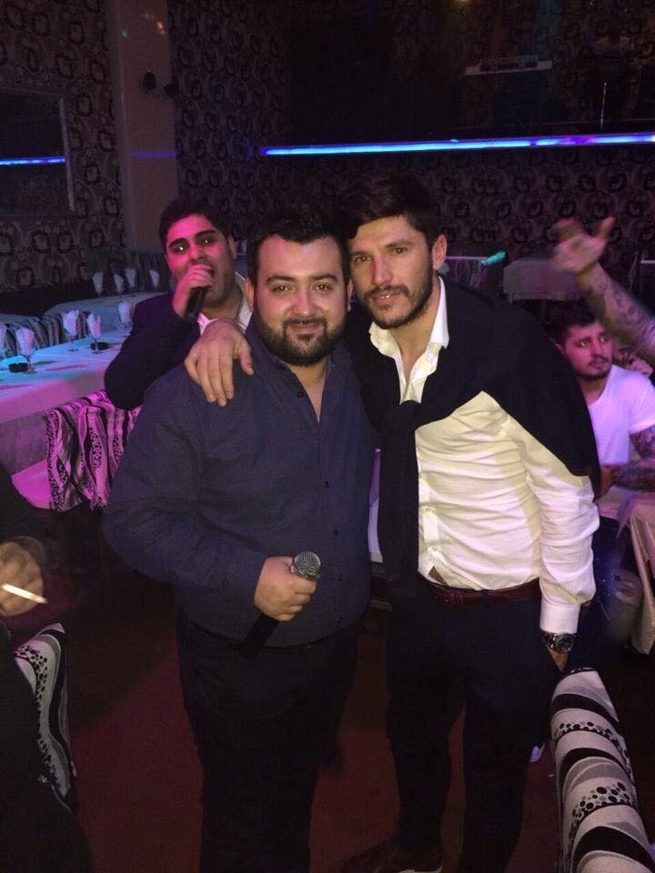 Cristi Tanase s-a fotografiat cu solistul