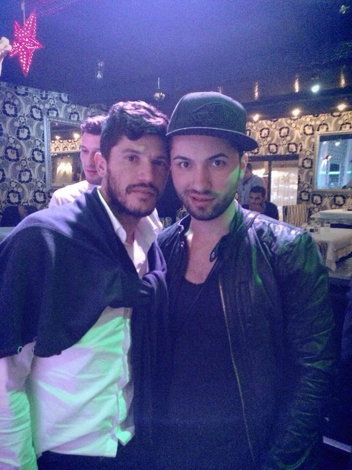 Cristi Tanase s-a pozat cu un fan, in timp ce Costea (in spate) si-a facut loc in cadru