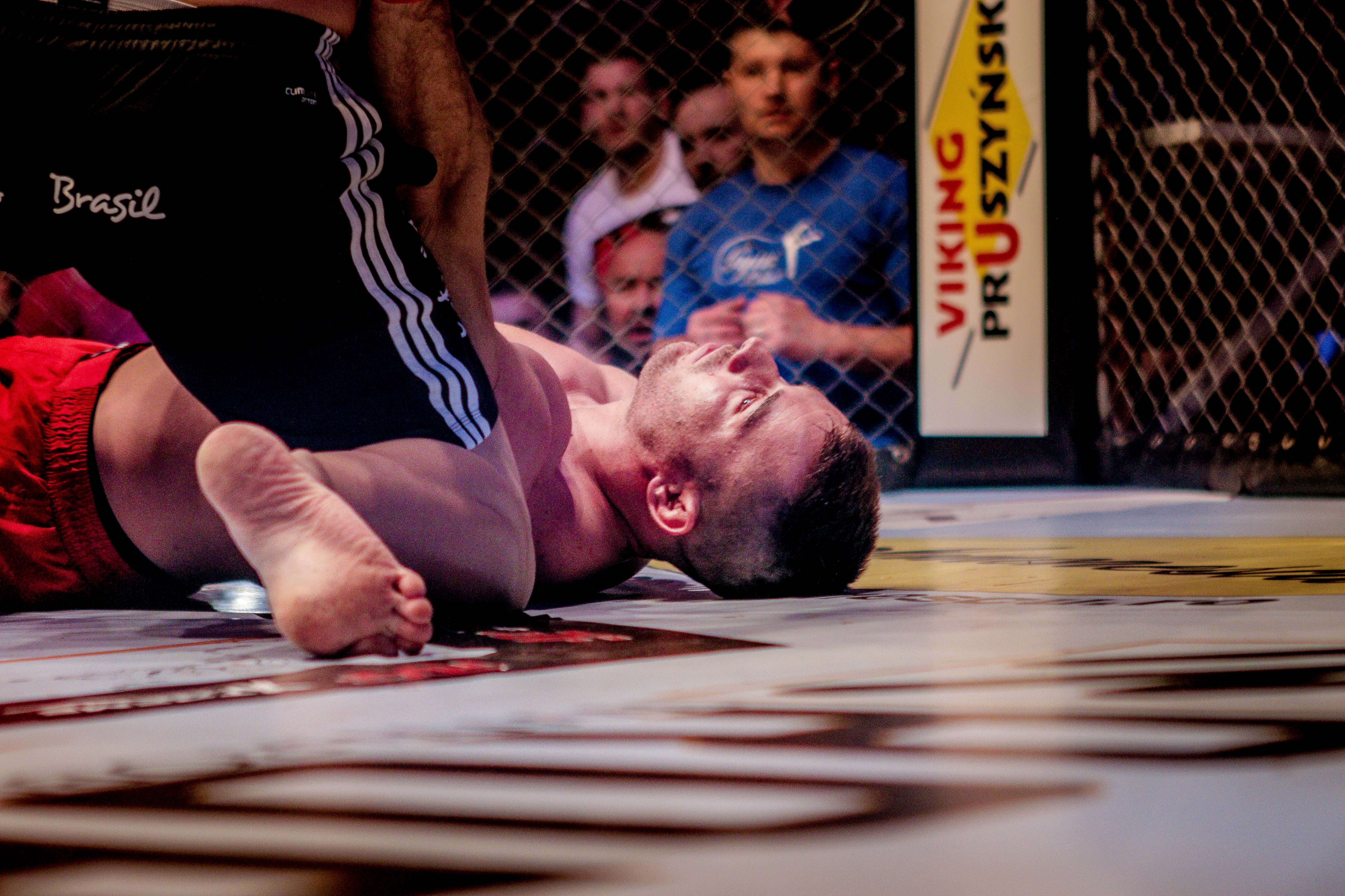 Unul dintre luptatori a ajuns, dupa o lovitura incasata, in lumea viselor