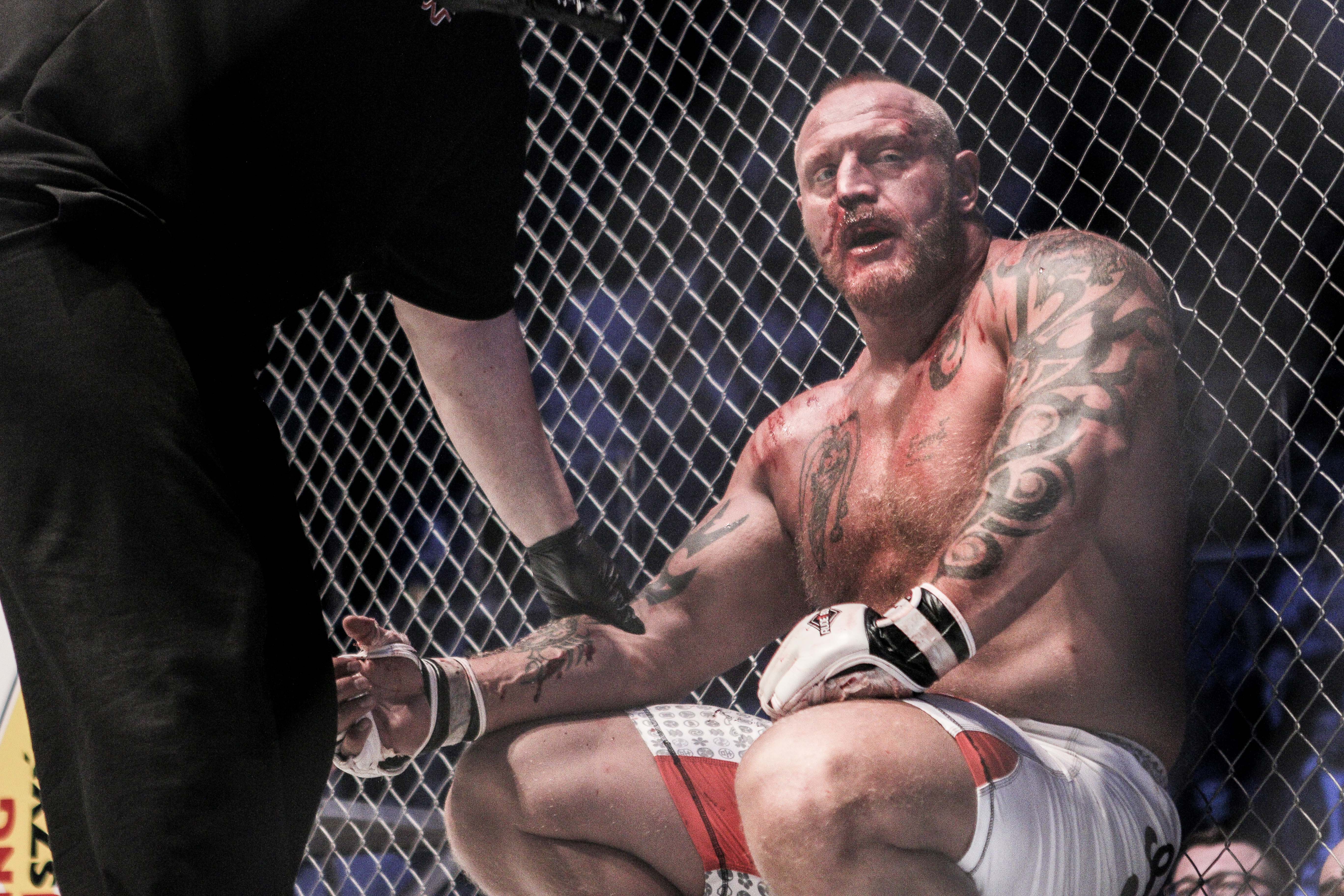 Adversarul lui Tolea Ciumac a abandonat dupa ce i-a explodat o vena de pe brat